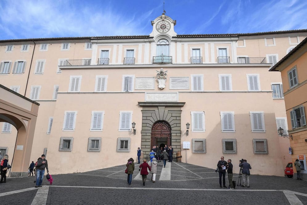 Die Papst-Residenz Castel Gandolfo befindet sich südlich von Rom.