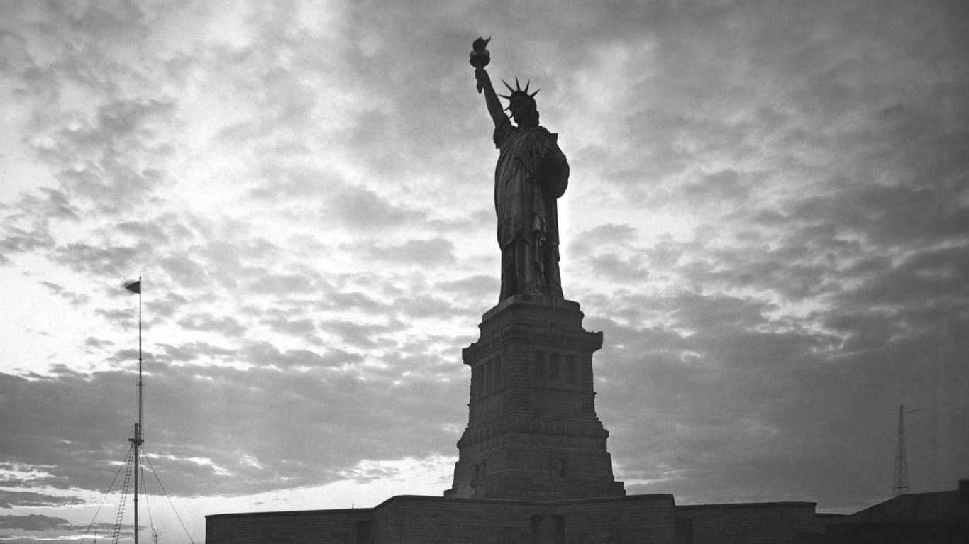 "Lady Liberty" in einer Aufnahme aus dem Jahr 1917. Ursprünglich war die Statue gar nicht grün.