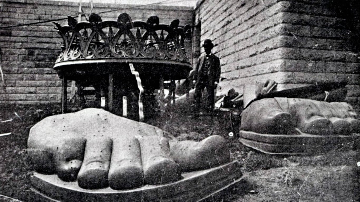 Aufnahme im Jahr 1885: Die Füße der Statue sind in New York angekommen.