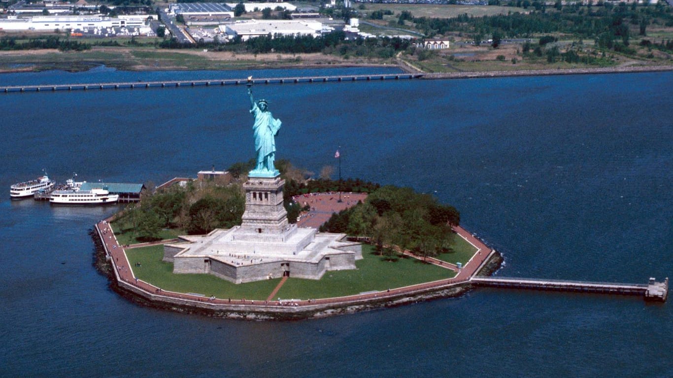Freiheitsstatue und Liberty Island.