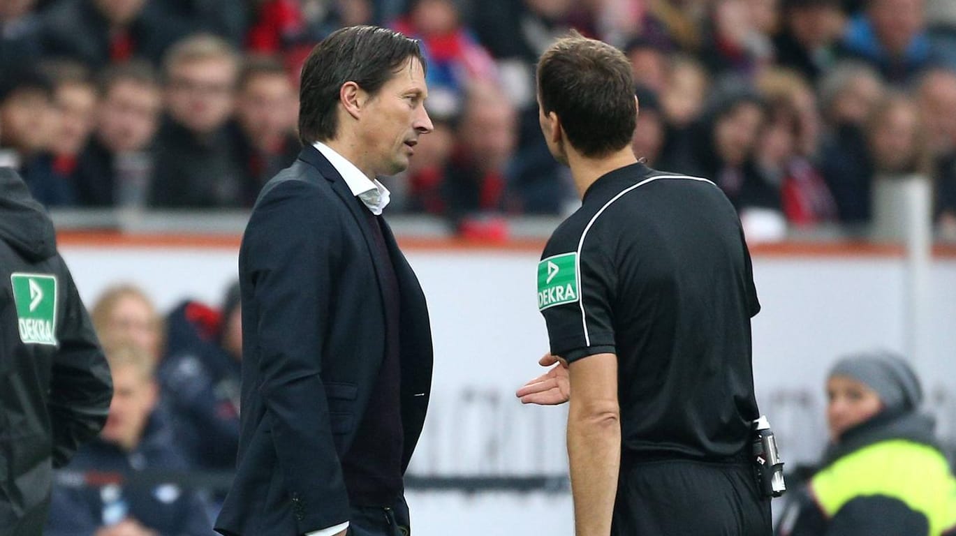 Schiedsrichter Bastian Dankert (re.) schickt Bayer-Coach Roger Schmidt beim Spiel gegen Hoffenheim auf die Tribüne Schiedsrichter Bastian Dankert (re.) schickt Bayer-Coach Roger Schmidt beim Spiel gegen Hoffenheim auf die Tribüne