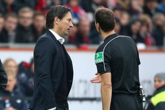 Schiedsrichter Bastian Dankert (re.) schickt Bayer-Coach Roger Schmidt beim Spiel gegen Hoffenheim auf die Tribüne