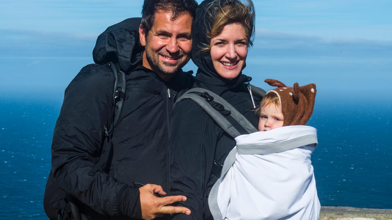 Diese Familie ist in der ganzen Welt zu Hause. Reisefotograf Michael Runkel, seine Frau Sam und das Baby Sia am Kap der Guten Hoffnung.