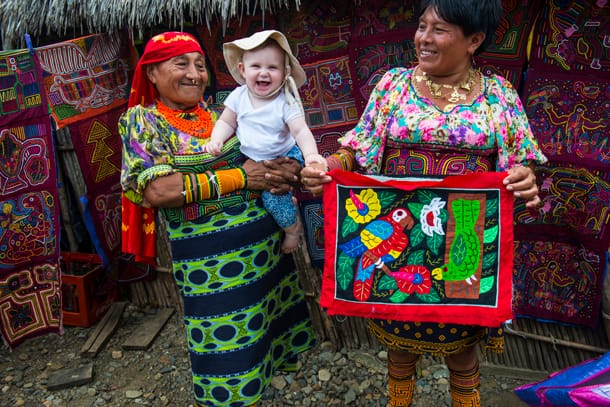 Die Frauen aus dem Stamm der San Blas Indianer reagierten entzückt auf die kleine Sia. Einem Baby fliegen weltweit die Herzen entgegen.
