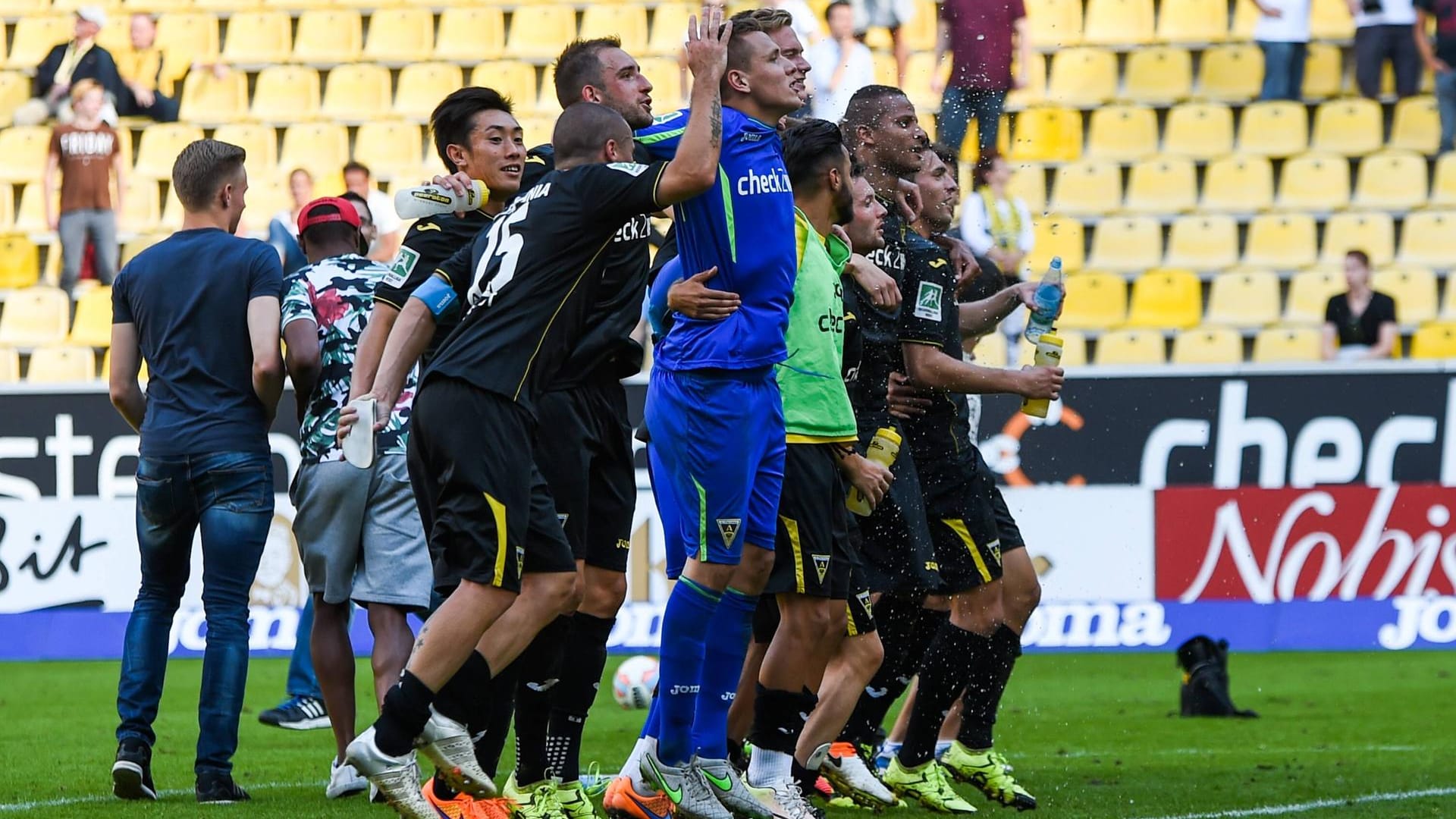 Aachens Spieler feiern auf dem Tivoli momentan nur viertklassig.