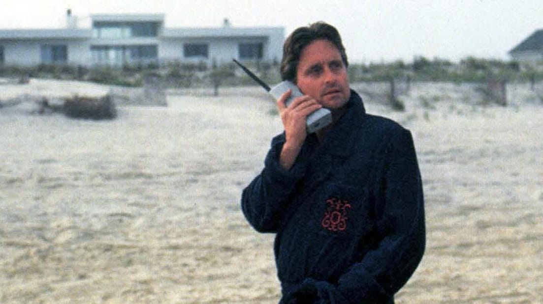 Michael Douglas alias Gordon Gecko telefoniert mit einem Handy