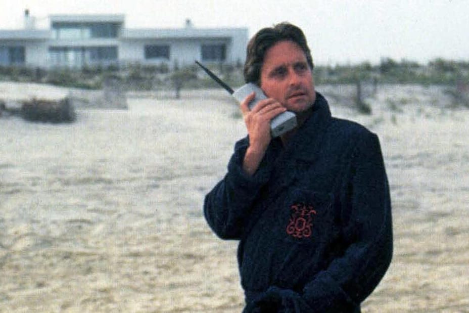 Michael Douglas alias Gordon Gecko telefoniert mit einem Handy