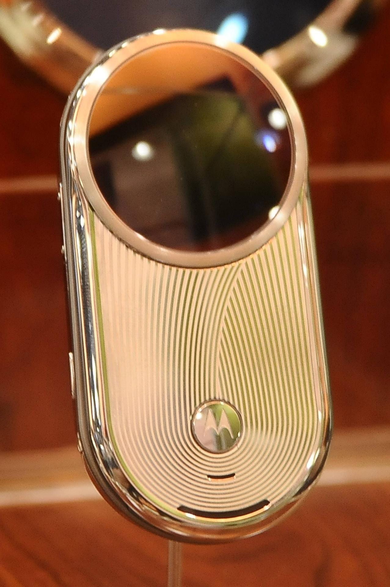 In die Kategorie "eigenwilliges Edeldesign" gehört auch das Motorola Aura V70 R1, das bei Erscheinen Anfang 2009 rund 1400 Euro kostete. Derzeit ist es zwischen etwa 1000 und 2000 Euro zu haben, die limitierte Gold-Edition erzielt sogar über 3000 Euro.