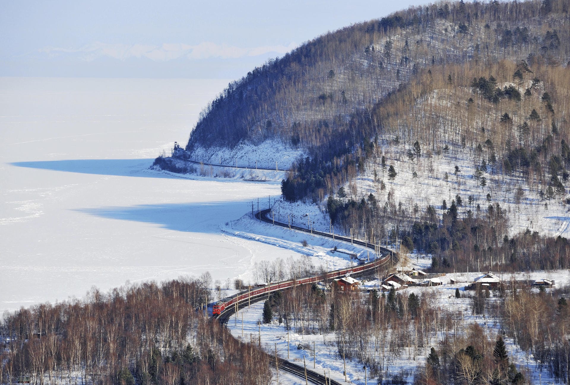 Die Fahrt entlang des Baikalsees gehört zu den schönsten Abschnitten bei der Fahrt mit der Transsibirischen Eisenbahn.