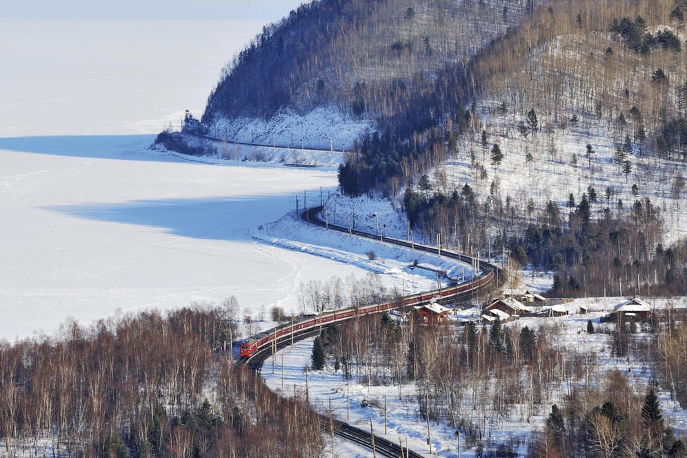 Die Fahrt entlang des Baikalsees gehört zu den schönsten Abschnitten bei der Fahrt mit der Transsibirischen Eisenbahn.