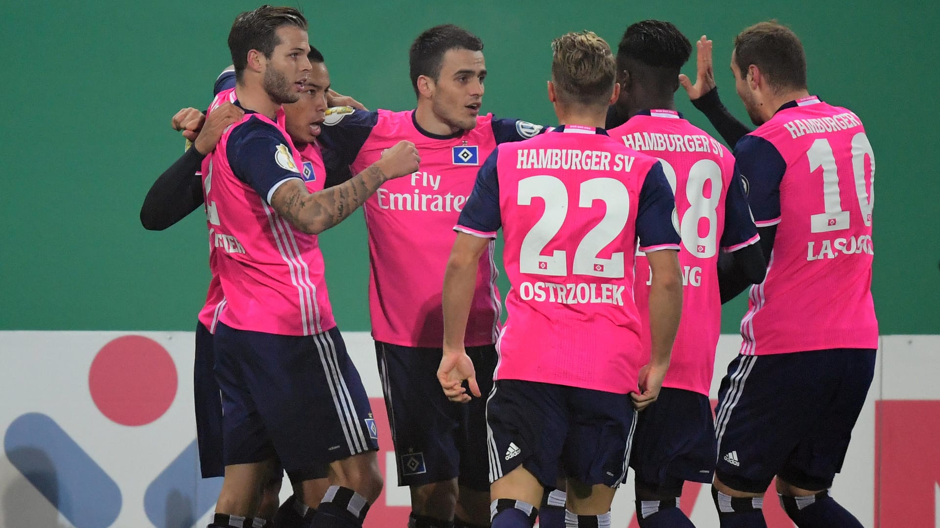 In Siegerlaune: Die Spieler des Hamburger SV freuen sich über einen Treffer beim Pokal-Erfolg in Halle.