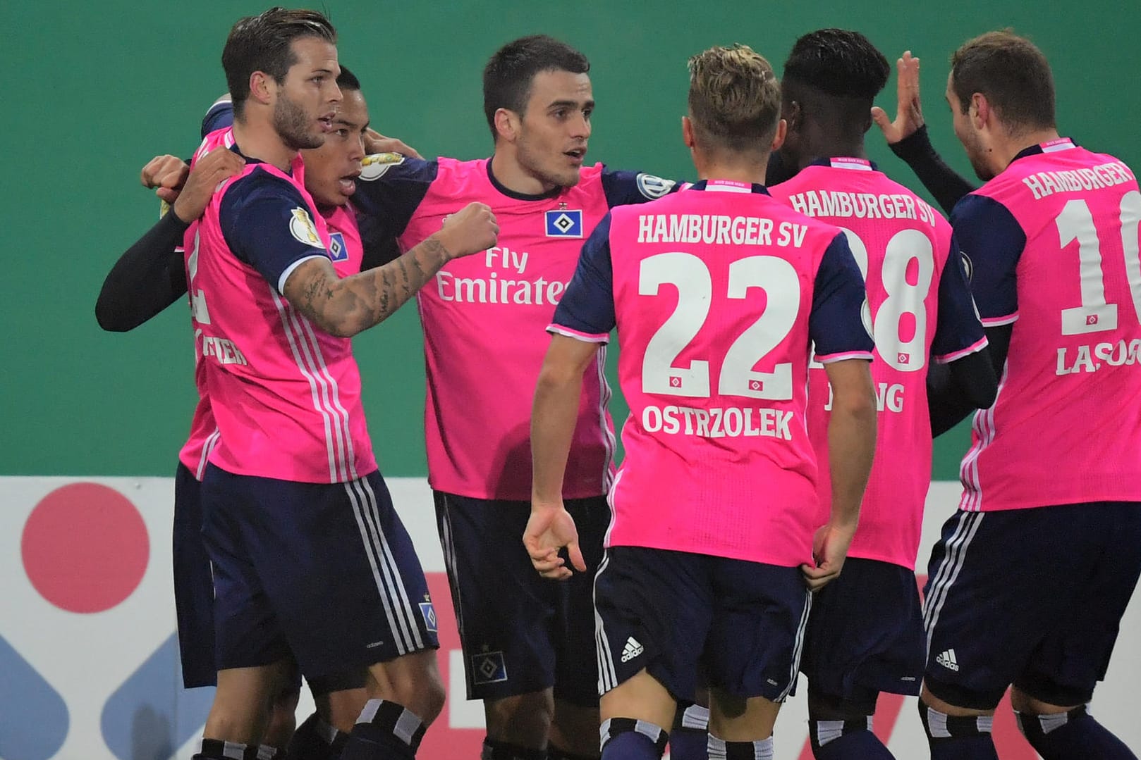 In Siegerlaune: Die Spieler des Hamburger SV freuen sich über einen Treffer beim Pokal-Erfolg in Halle.