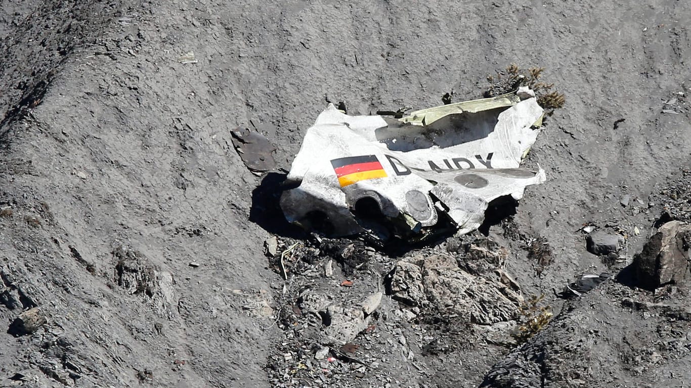 Trümmer der Germanwings-Maschine A320 an der Absturzstelle in der Nähe von Le Vernet in den französischen Alpen.