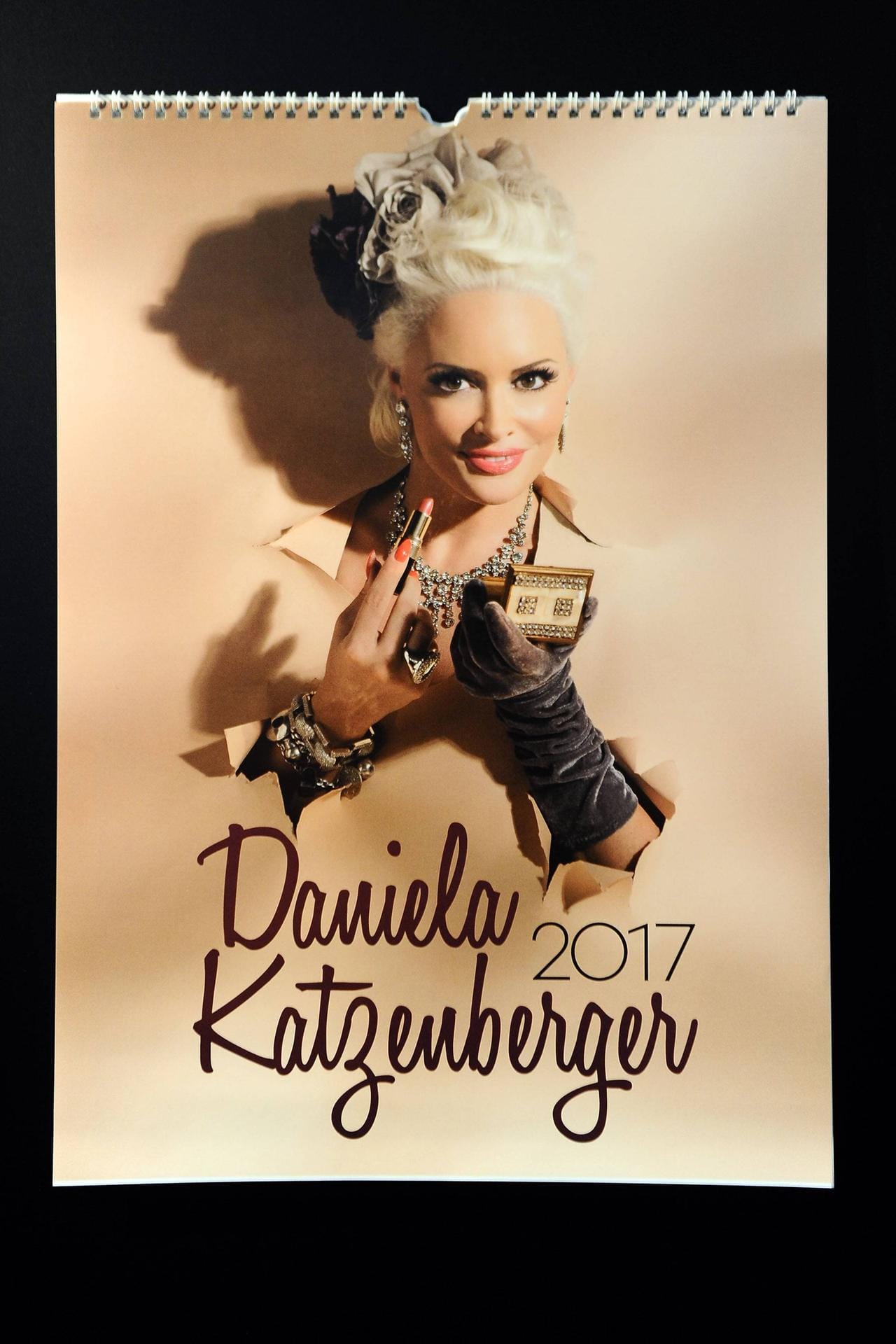 In ihrem Kalender für 2017 ist Daniela Katzenberger im Stile Hollywoods der 40er und 50er Jahre zu bestaunen.