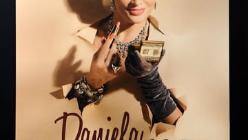 In ihrem Kalender für 2017 ist Daniela Katzenberger im Stile Hollywoods der 40er und 50er Jahre zu bestaunen.