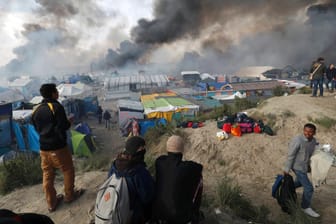 Schwarze Rauchwolken über dem "Dschungel von Calais".