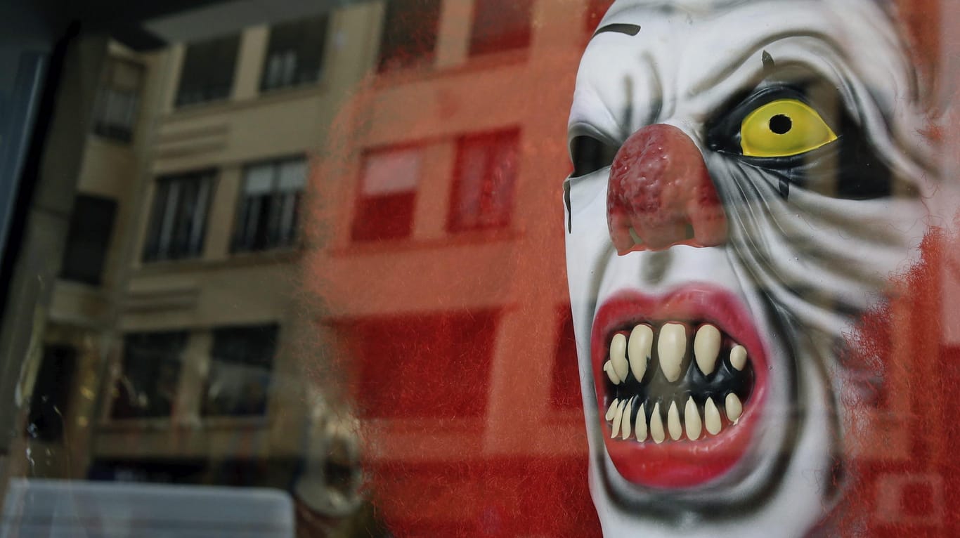 Unheimliches Clown-Kostüm in einem Schaufenster.