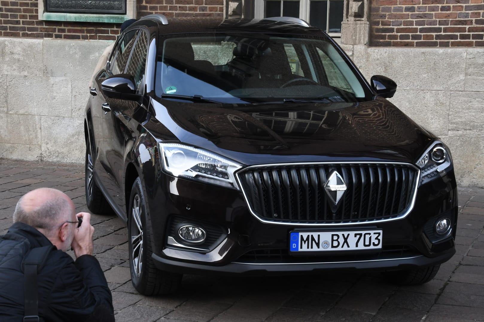 Ein Mann fotografiert den Borgward BX 7.