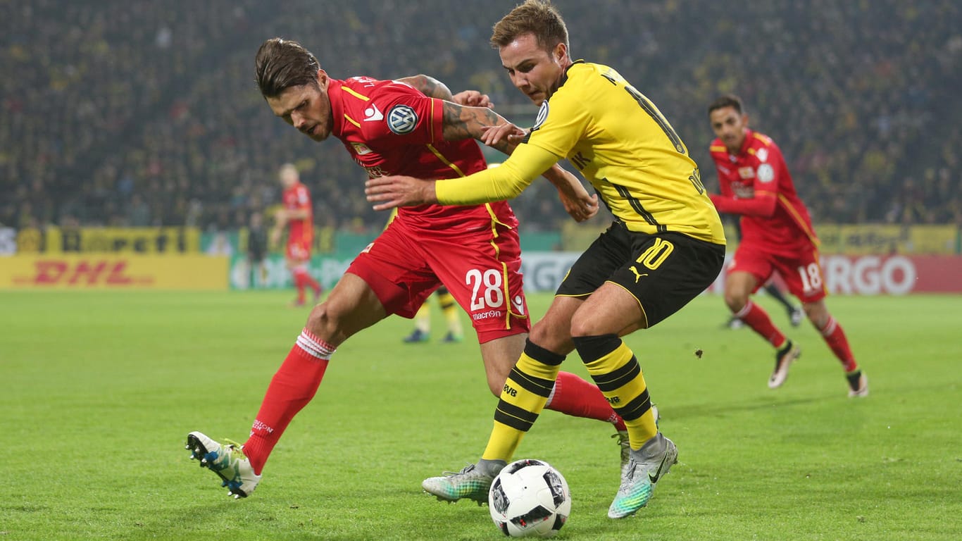 Zweikampfverhalten: Der Berliner Christopher Trimmel (links) rangelt mit Mario Götze von Borussia Dortmund um den Ball.