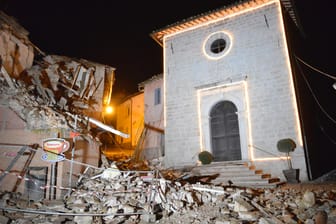 Die Kirche von San Sebastiano steht nach einem heftigen Erdbeben inmitten beschädigter Häuser in Castelsantangelo sul Nera.