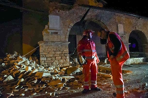 Rettungskräfte machen sich ein Bild von den Schäden in Villo in Mittelitalien.
