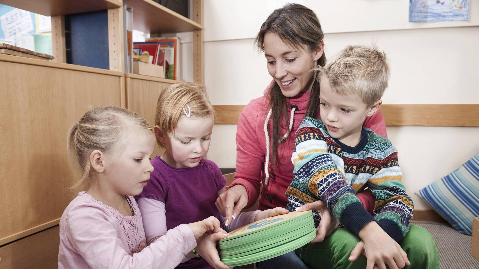Erzieherinnen sind mit ihrem Job zufrieden, wünschen sich aber bessere Bezahlung. Erzieherinnen sind mit ihrem Job zufrieden, wünschen sich aber bessere Bezahlung.