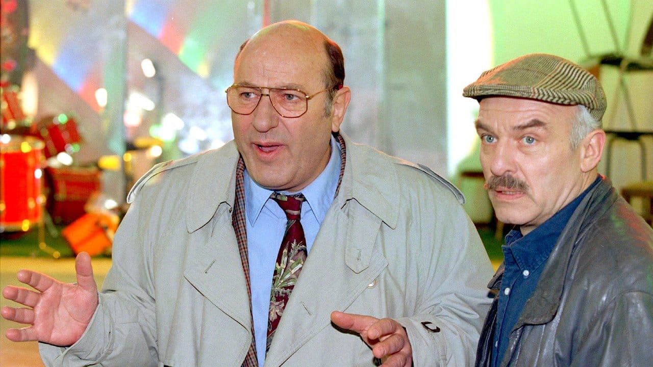 Manfred Krug (l) als Ermittler Paul Stoever und Charles Brauer als Peter Brockmöller im "Tatort" (1995).