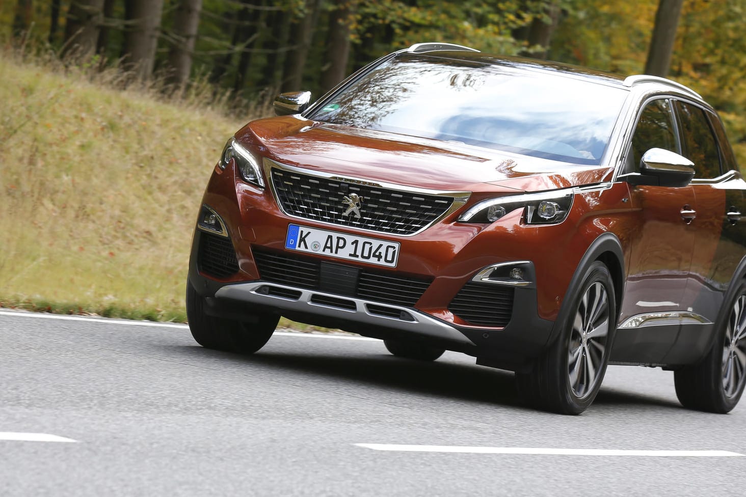 Ein mächtiges Löwenmaul, das Eindruck schindet. Keine Zweifel, der Peugeot 3008 fällt auf.
