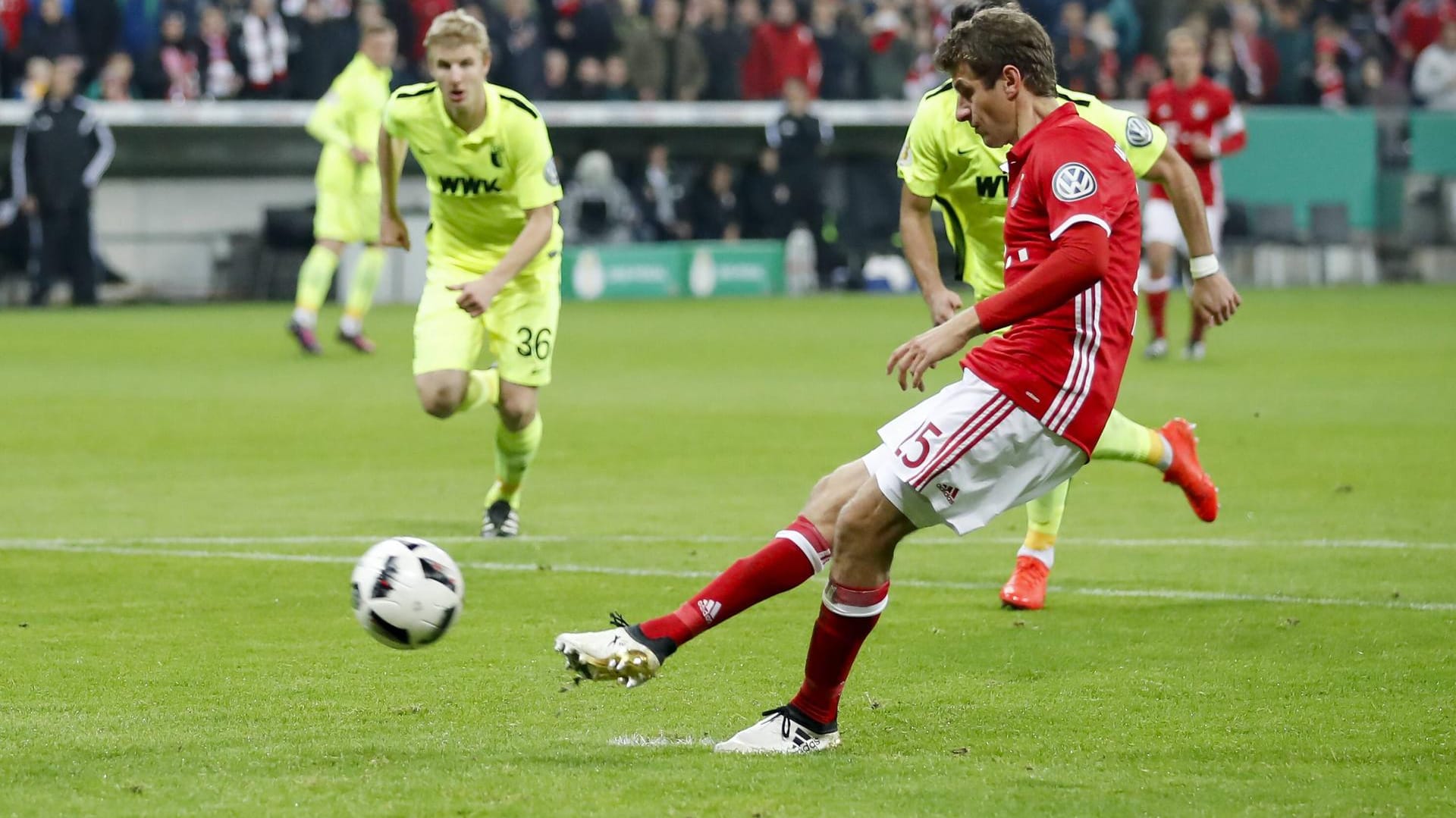 Der Schuss geht drüber: Thomas Müller beim Elfmeter gegen den FC Augsburg. Der Schuss geht drüber: Thomas Müller beim Elfmeter gegen den FC Augsburg.