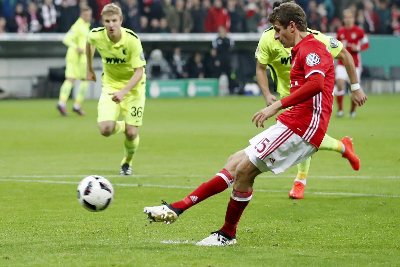 Der Schuss geht drüber: Thomas Müller beim Elfmeter gegen den FC Augsburg.