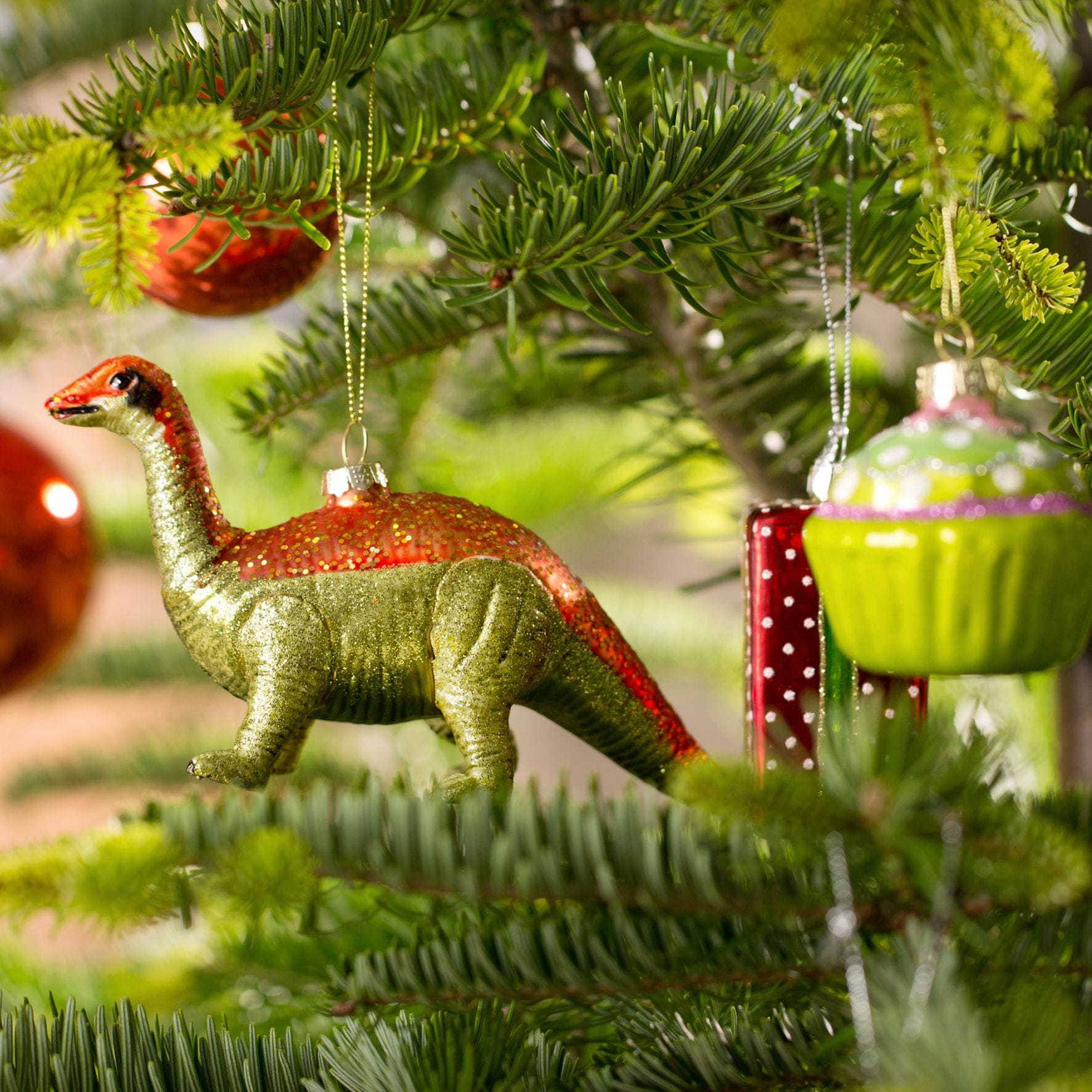 Dinosaurier am Weihnachtsbaum.