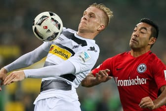 Gladbachs Oscar Wendt (li.) wird von Eintracht-Profi Marco Fabian unter Druck gesetzt.