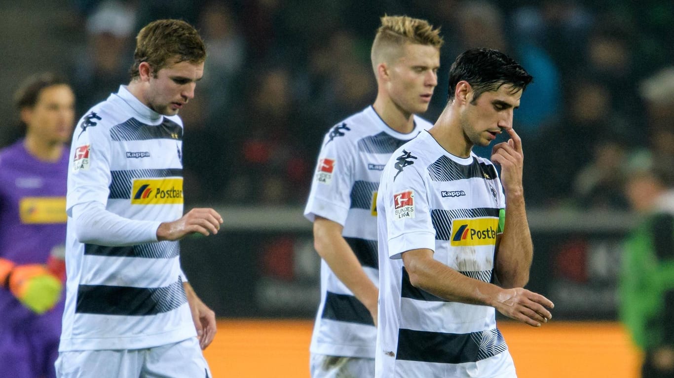 Die Spieler von Borussia Mönchengladbach verlassen nach der Nullnummer gegen Frankfurt enttäuscht den Platz.