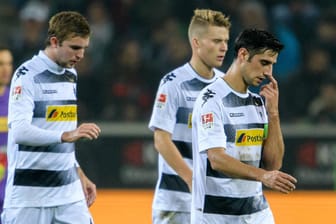 Die Spieler von Borussia Mönchengladbach verlassen nach der Nullnummer gegen Frankfurt enttäuscht den Platz.