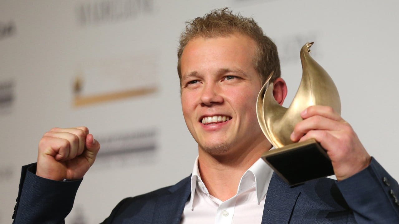 Der Turner Fabian Hambüchen mit seiner "Goldenen Henne" der Kategorie Sport.