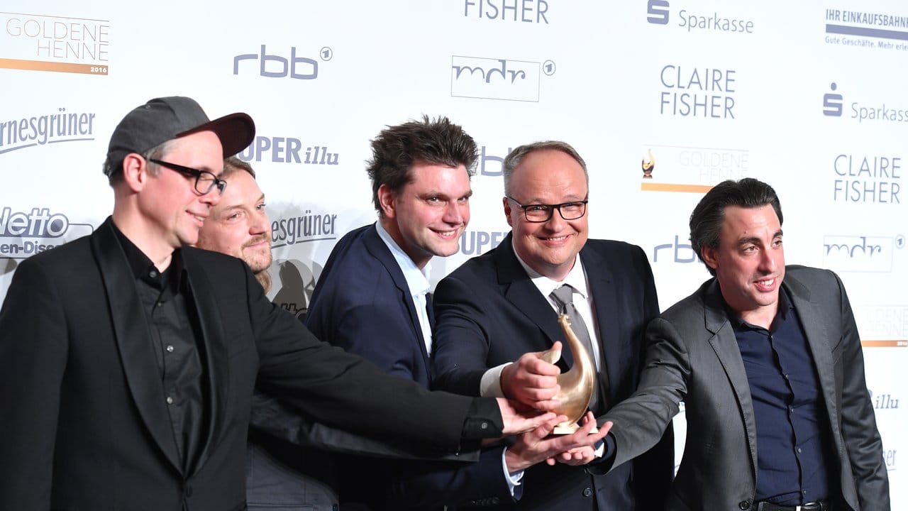 Moderator Oliver Welke und sein Team erhielten für die "Heute-Show" einen Preis in der Kategorie Politik. Moderator Oliver Welke und sein Team erhielten für die "Heute-Show" einen Preis in der Kategorie Politik.