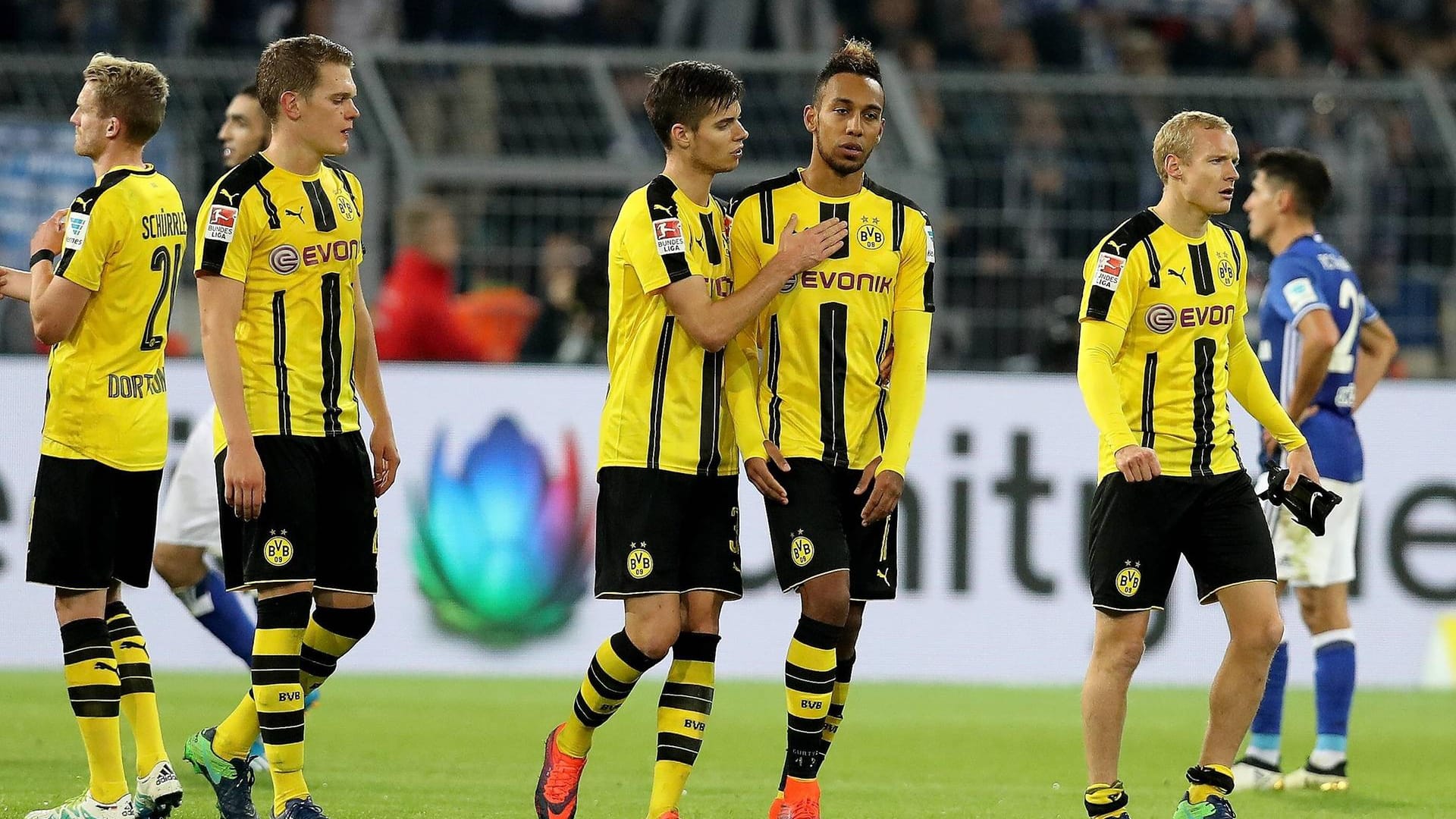 Die Profis von Borussia Dortmund sind mit dem Remis gegen den FC Schalke 04 nicht zufrieden. Die Profis von Borussia Dortmund sind mit dem Remis gegen den FC Schalke 04 nicht zufrieden.