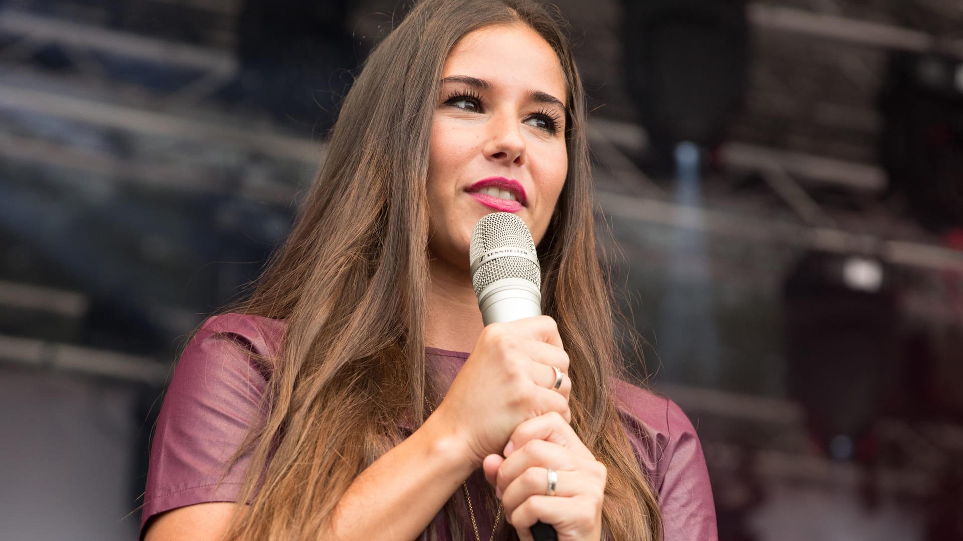 Ob Sarah Lombardi das Singen ein Trost ist?
