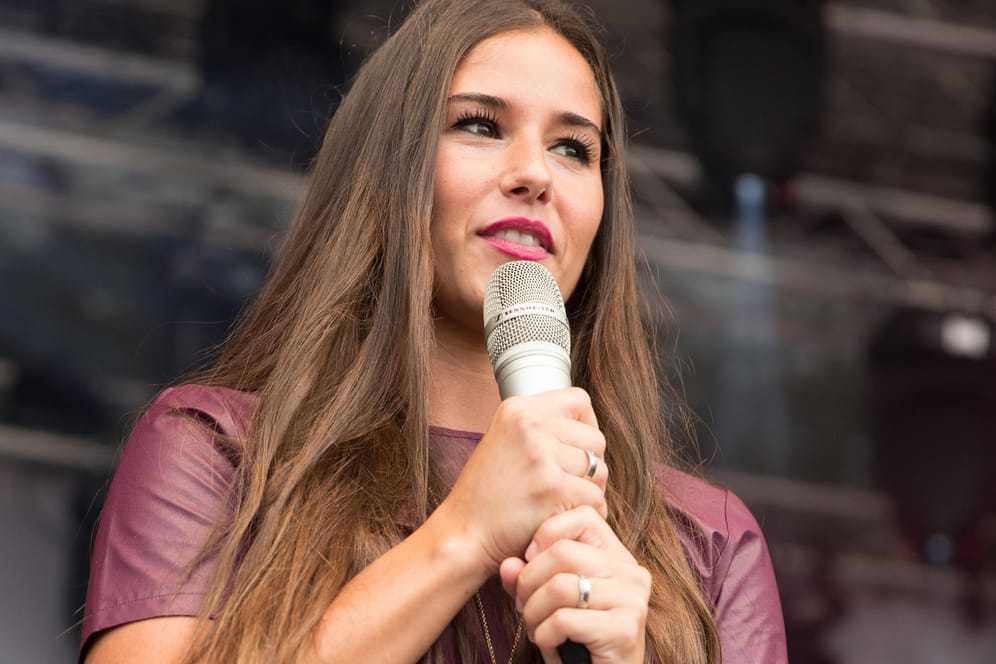 Ob Sarah Lombardi das Singen ein Trost ist?
