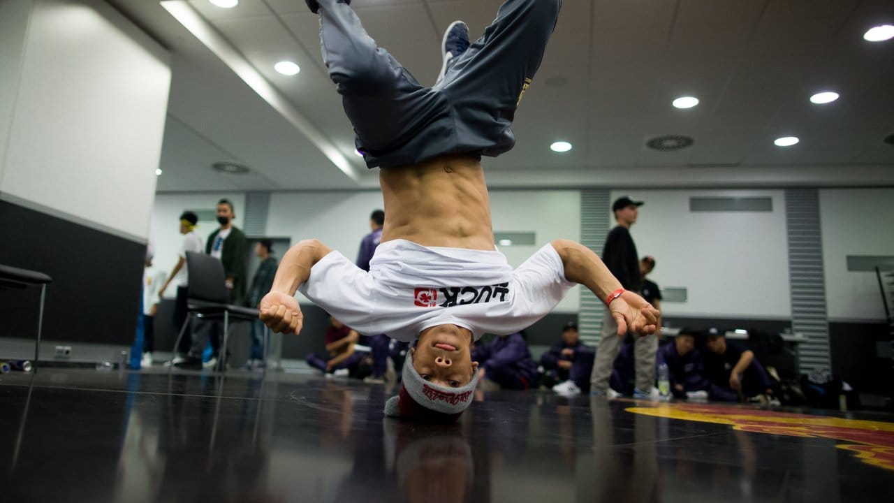 Ein Tänzer trainiert vor dem Finale des Breakdance-Wettbewerb "Battle of the Year". Ein Tänzer trainiert vor dem Finale des Breakdance-Wettbewerb "Battle of the Year".
