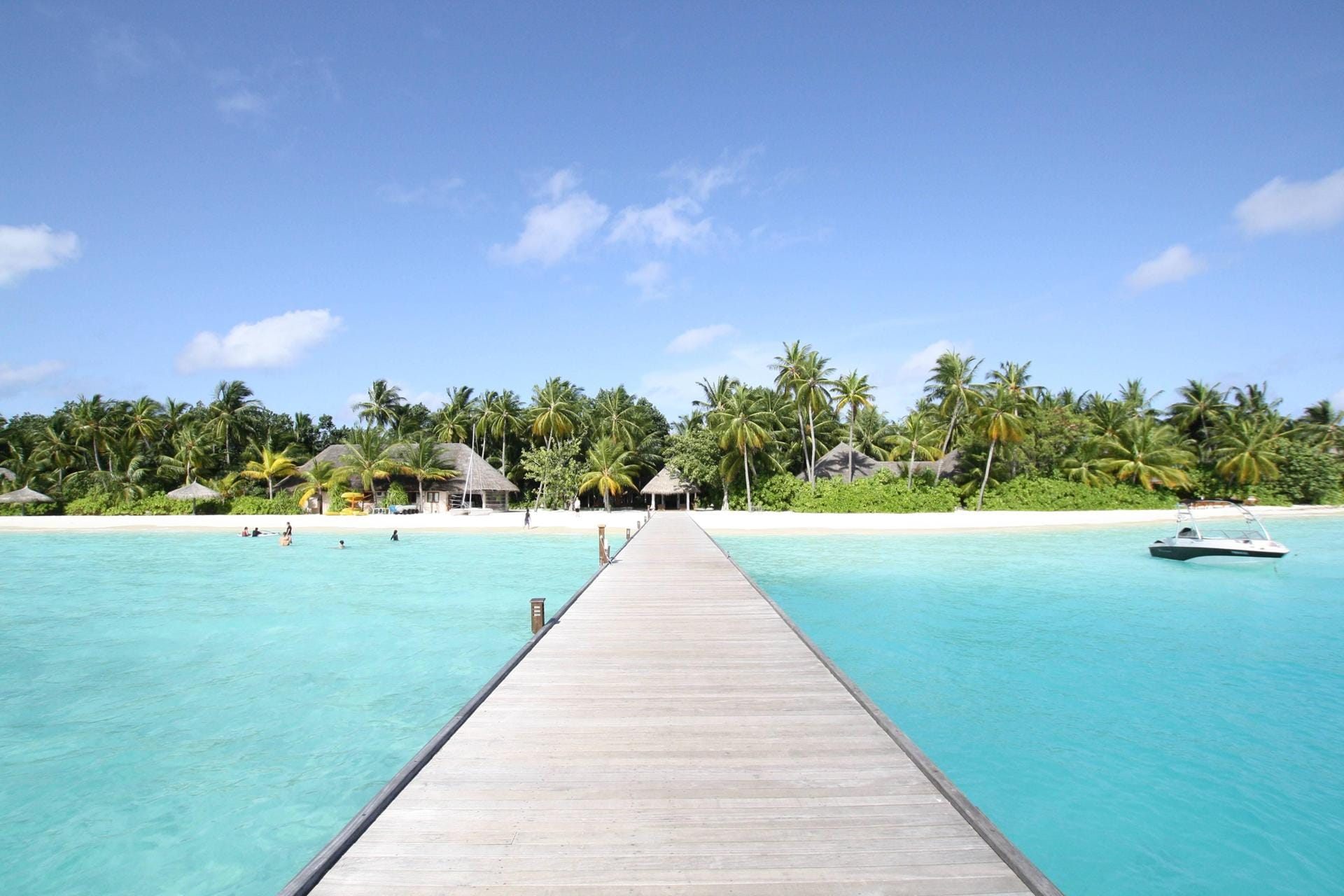 Traumhaftes Wasser, Schuhe unnötig: Das Veligandu Island Resort & Spa auf der Malediven-Insel Veligandu verwöhnt Urlauber von der ersten Minute an.