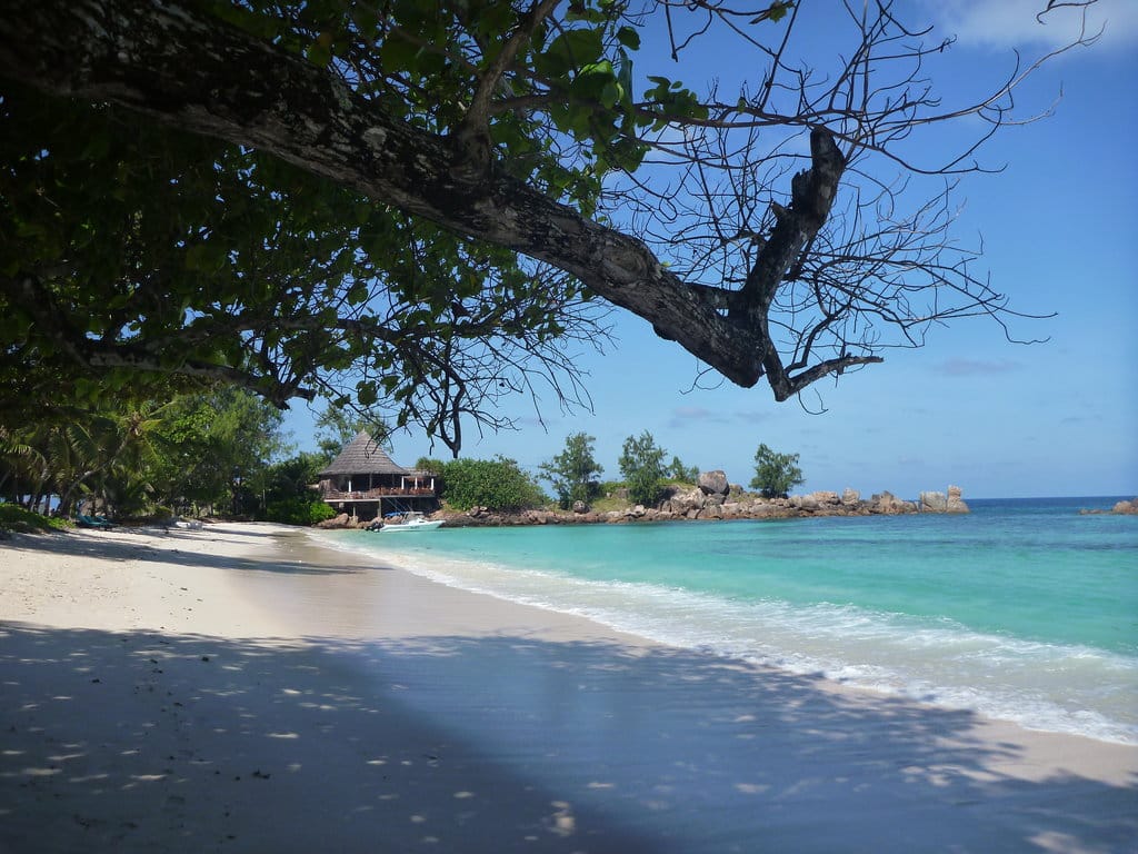 Umgeben von den atemberaubenden Stränden Anse Kerlan und Petite Anse Kerlan sowie der Bucht Georgette steht das Constance Lemuria Seychelles auf Praslin für Urlaub auf höchstem Niveau.