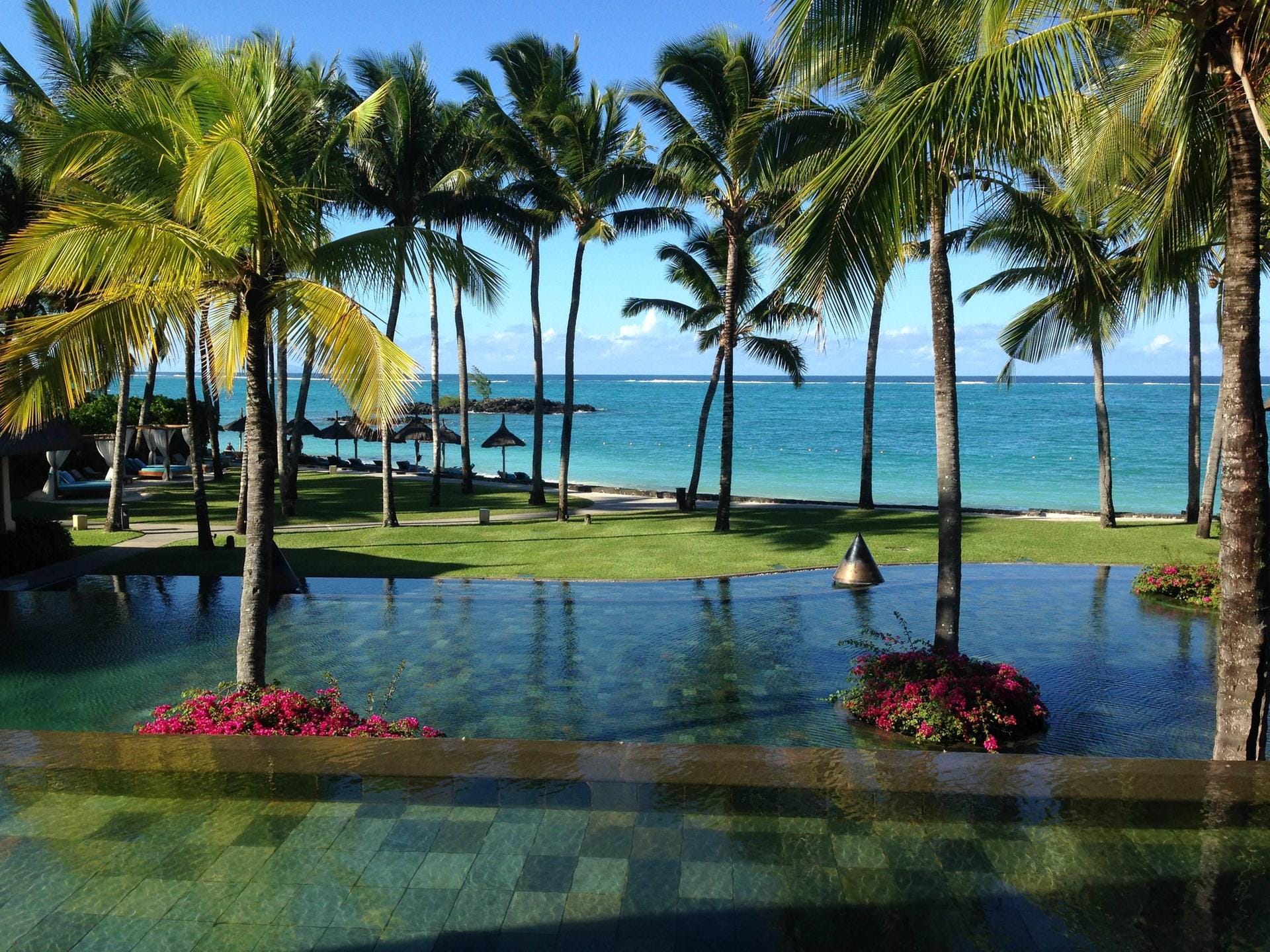 Am zwei Kilometer langen Sandstrand des 5-Sterne-Hotels Constance Belle Mare Plage auf Mauritius findet garantiert jedes Familienmitglied ein ungestörtes Plätzchen unter der eigenen Palme.
