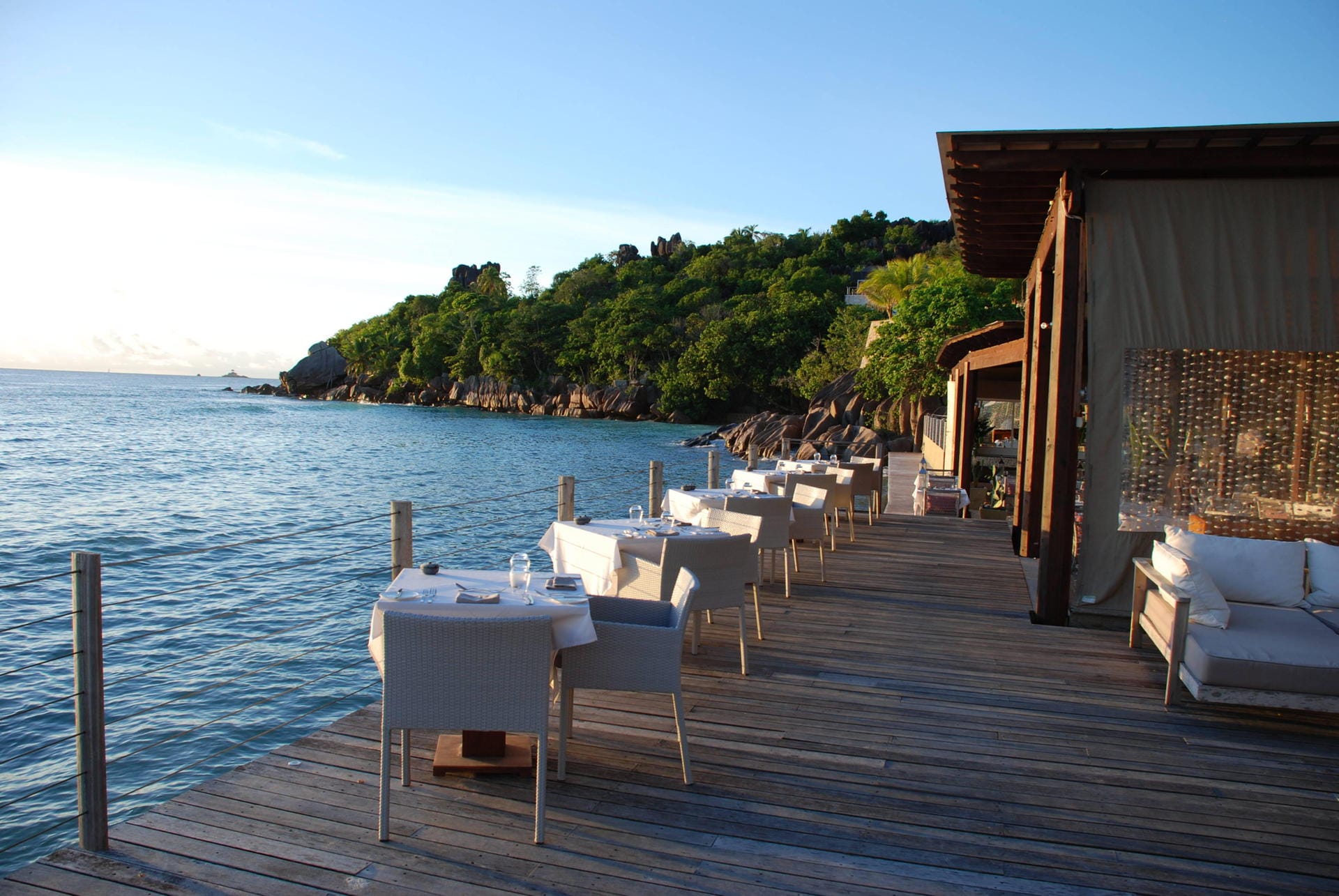 Das 4-Sterne-Hotel Domaine de l’Orangeraie auf der Seychellen-Insel La Digue überzeugt mit elegantem Design und einem atemberaubenden Ausblick.