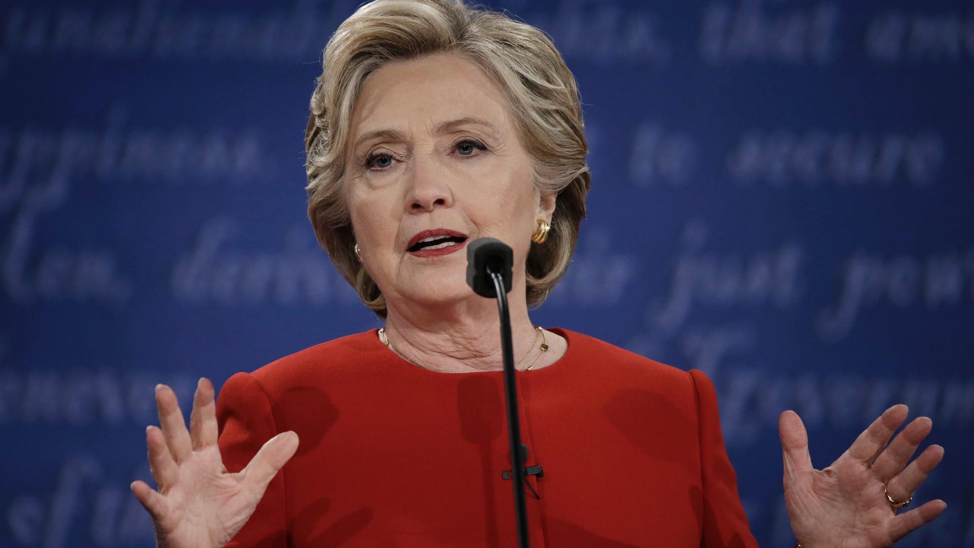 Nach dem Bekanntwerden neuer Ermittlungen gegen Hillary Clinton geht es für die Präsidentschaftsanwärterin der Demokraten in den Umfragen bergab. Nach dem Bekanntwerden neuer Ermittlungen gegen Hillary Clinton geht es für die Präsidentschaftsanwärterin der Demokraten in den Umfragen bergab.
