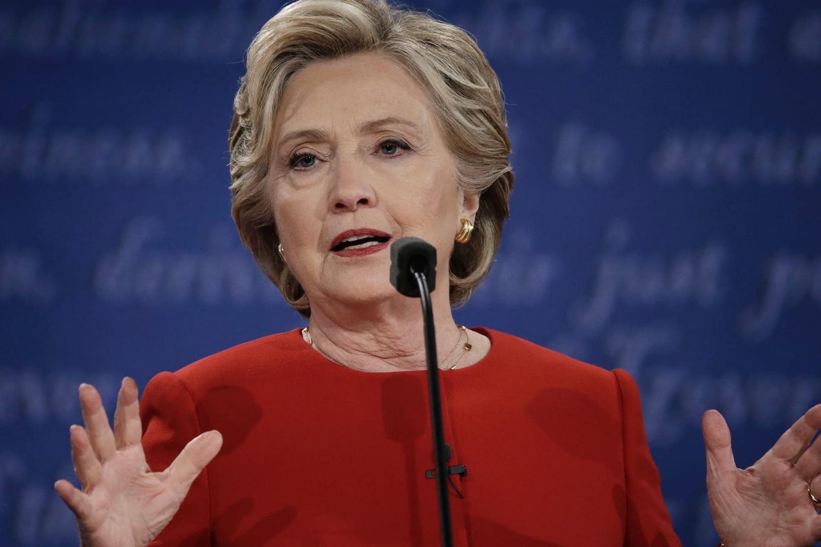 Nach dem Bekanntwerden neuer Ermittlungen gegen Hillary Clinton geht es für die Präsidentschaftsanwärterin der Demokraten in den Umfragen bergab.