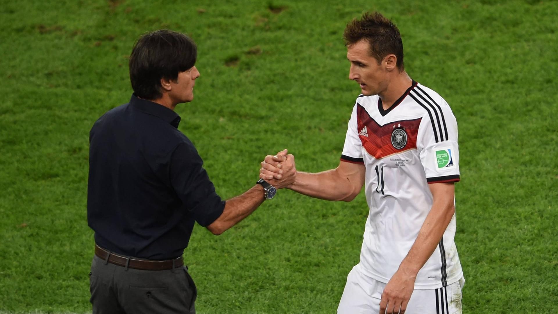 Miroslav Klose beim Handshake mit Bundestrainer Joachim Löw während der WM 2014 in Brasilien.