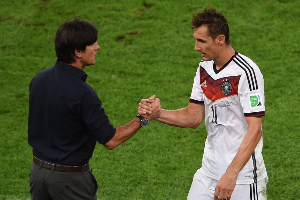 Miroslav Klose beim Handshake mit Bundestrainer Joachim Löw während der WM 2014 in Brasilien.