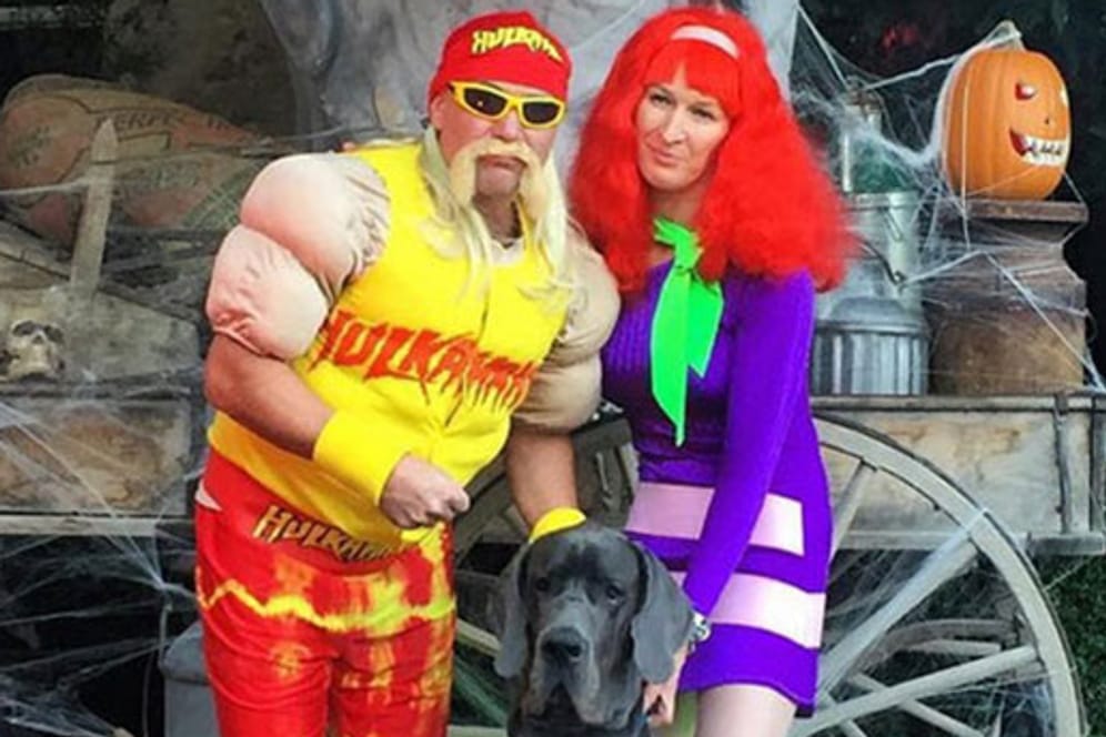 Das Tennis-Traumpaar Andre Agassi und Steffi Graf an Halloween: Er verkleidete sich als Wrestling-Legende Hulk Hogan. Sie ging als "Scooby-Doo"-Heldin Daphne.