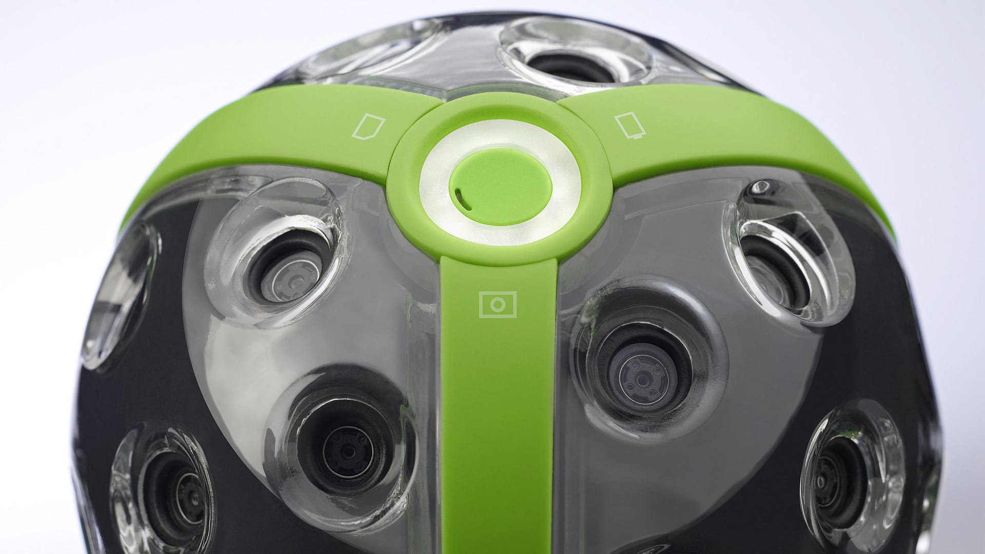 Ein Ball und 36 Kameras: Die „Panono“-Kamera des Erfinders Jonas Pfeil nimmt mit einem Schuss ein beeindruckendes Rundumfoto auf, auf dem man am Bildschirm in alle Richtungen schauen kann.